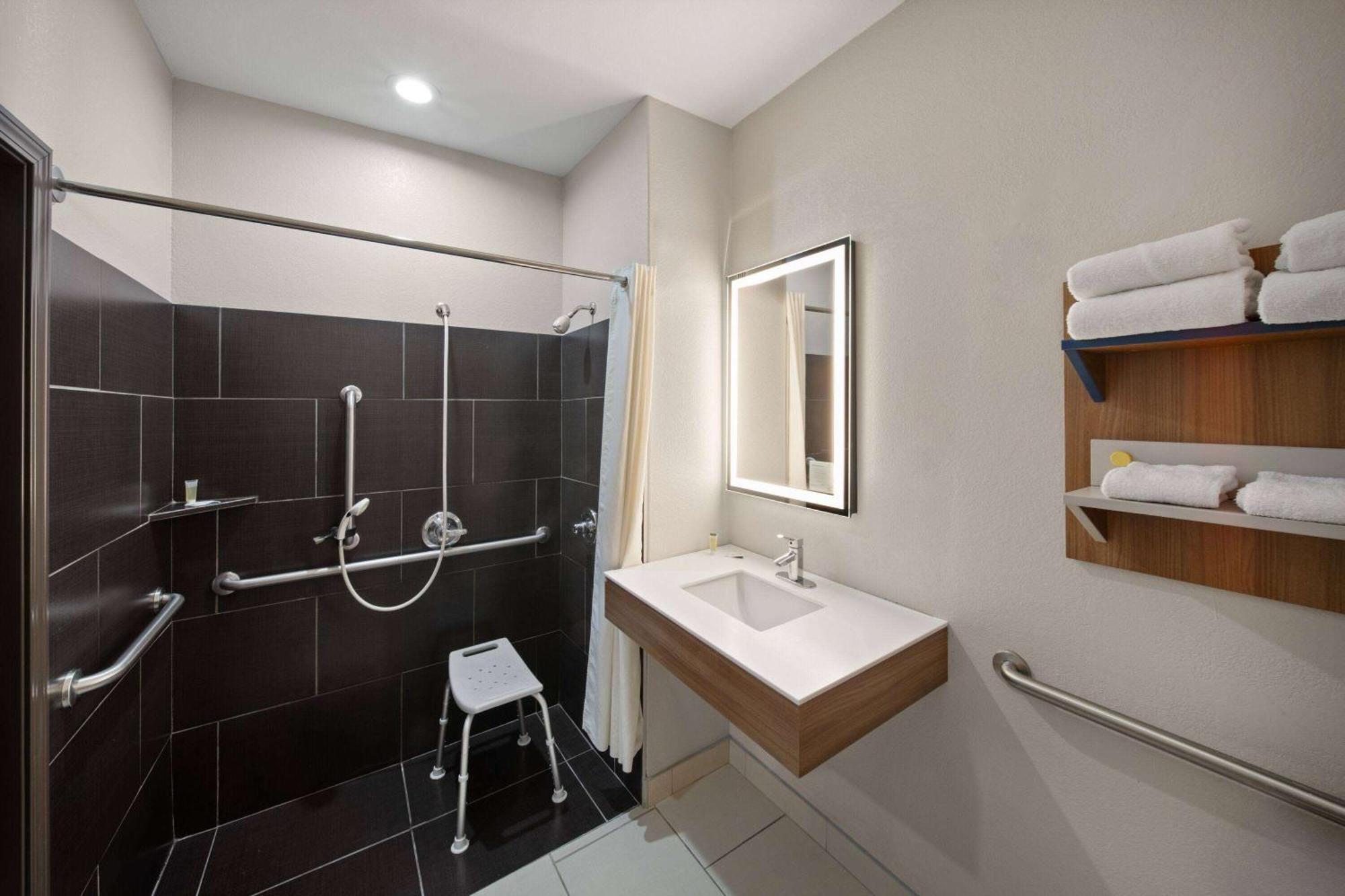 Microtel & By Wyndham Austin South Hotel