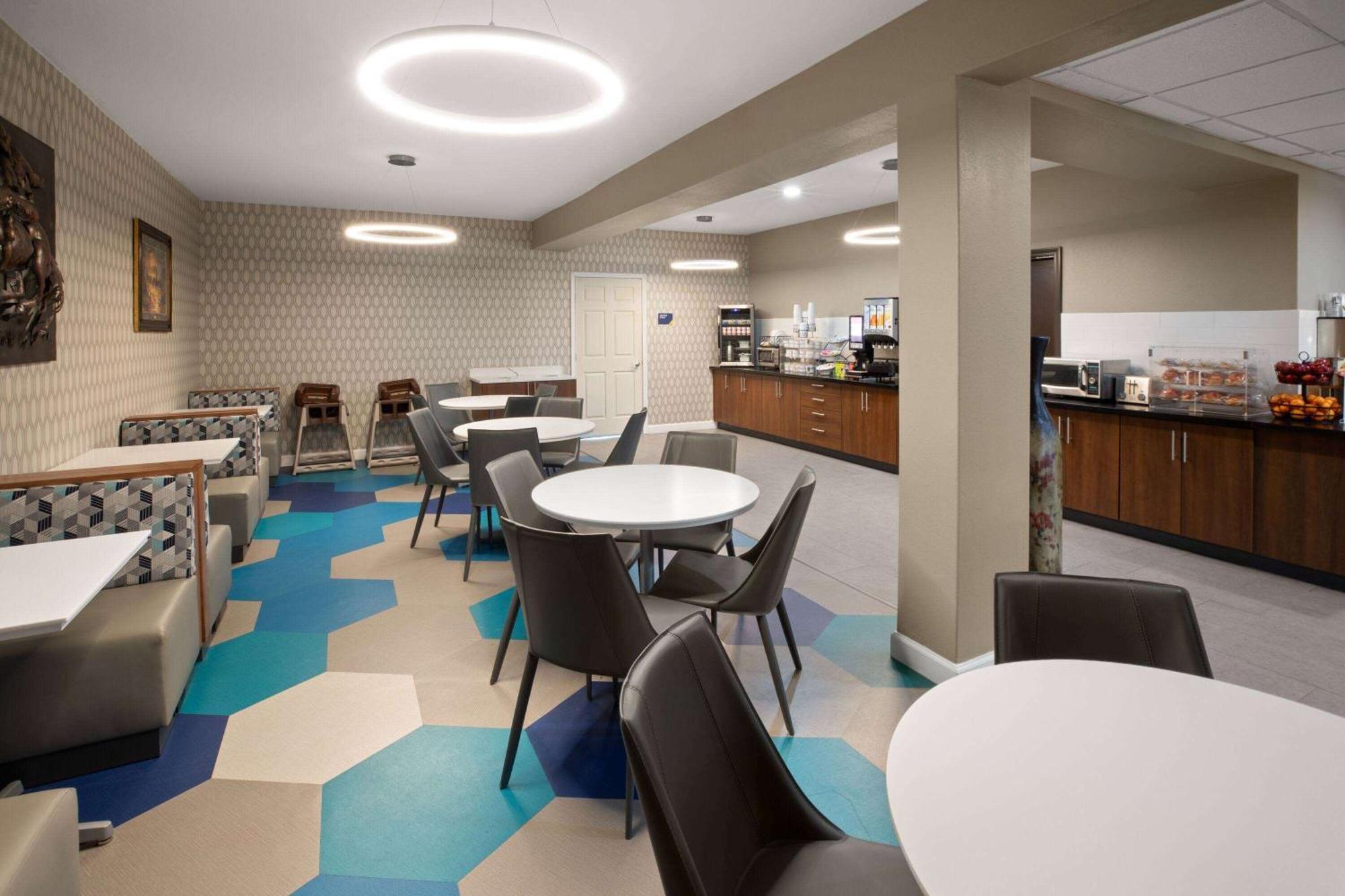 Microtel & By Wyndham Austin South Buda