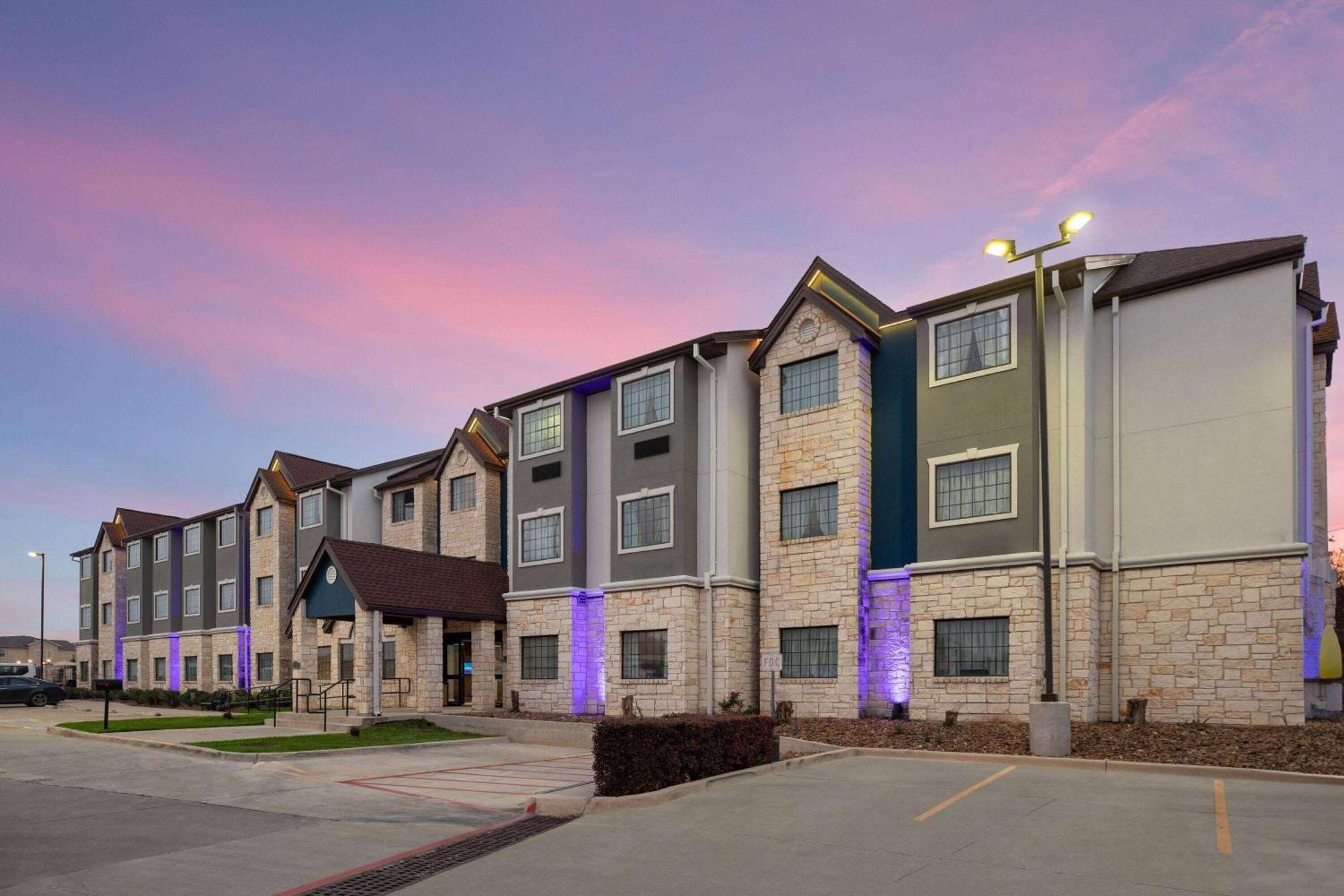 Hotel Microtel & By Wyndham Austin South 3*