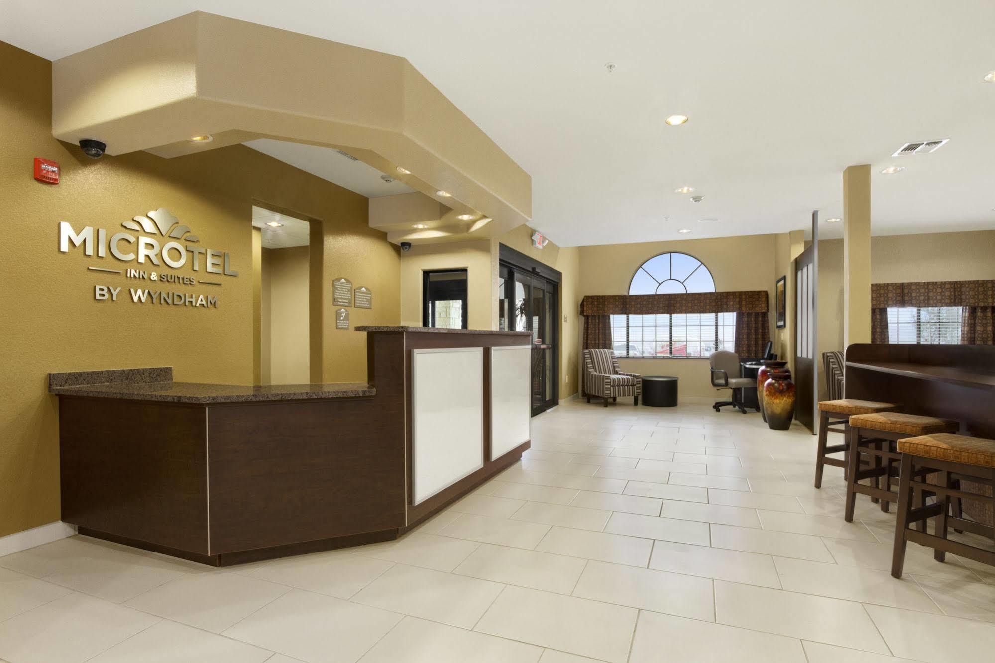 Microtel & By Wyndham Austin South Hotel Buda